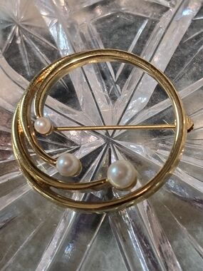 Monet Vintage Gold 1.25" Pearl Circle Brooch - Classic Women's Jewelry